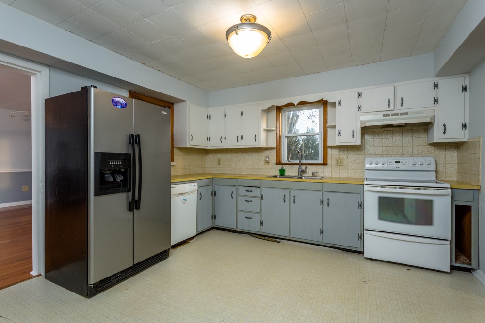 main floor hosts a kitchen off the family room featuring a non